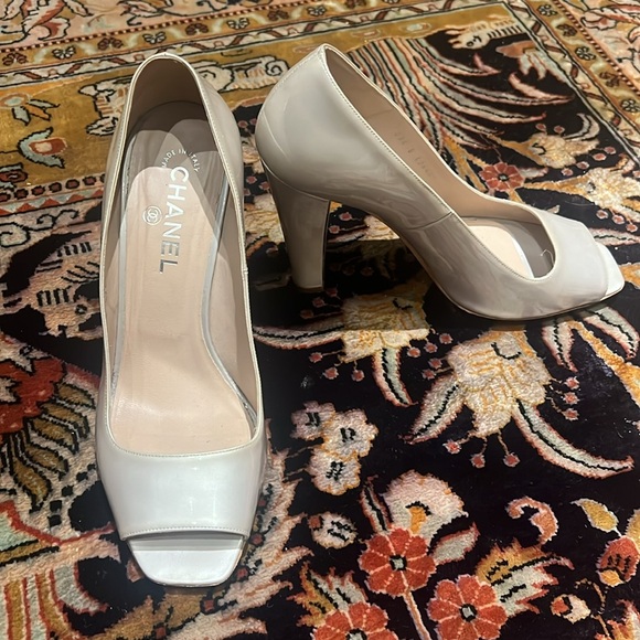 CHANEL Patent Leather CC Open Toe Pumps Silver/Gray Sz 40 - Picture 2 of 15